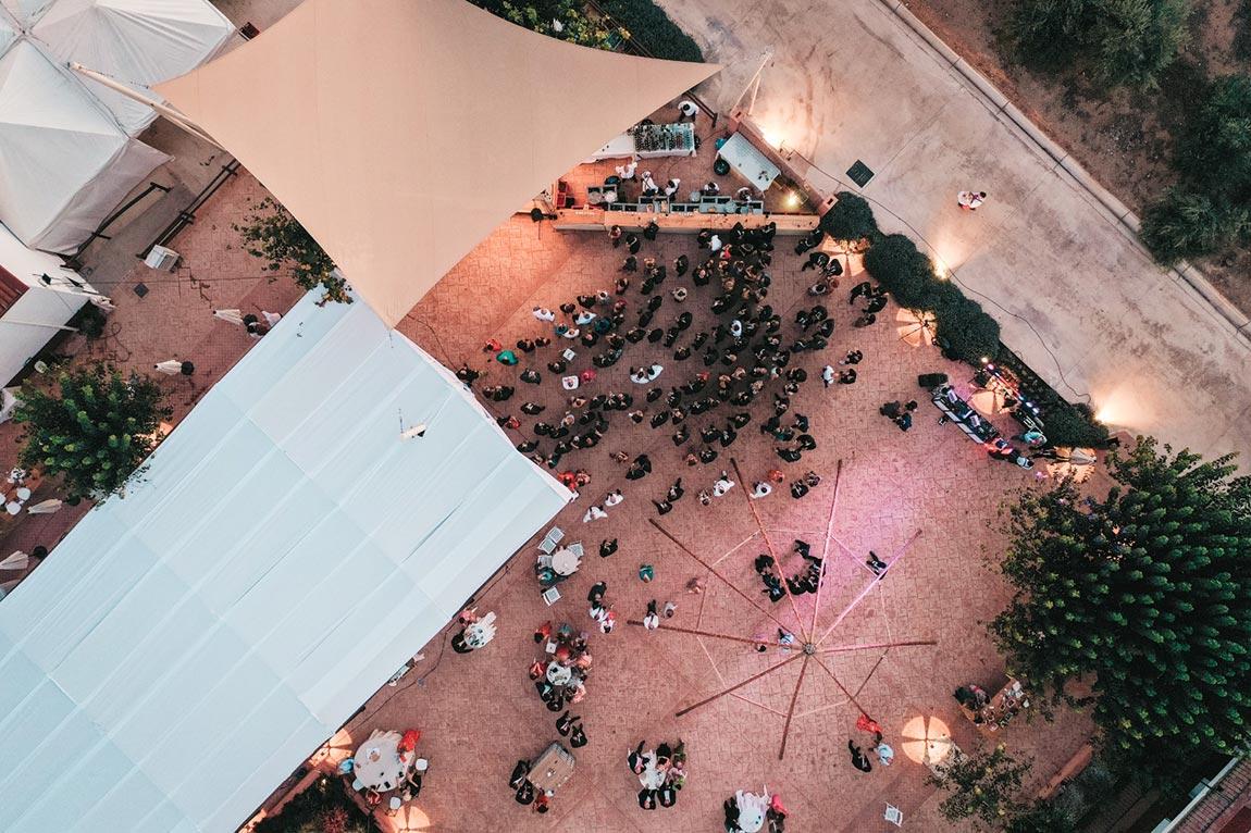 Bodas-en-primavera-con-carpas-y-pérgolas