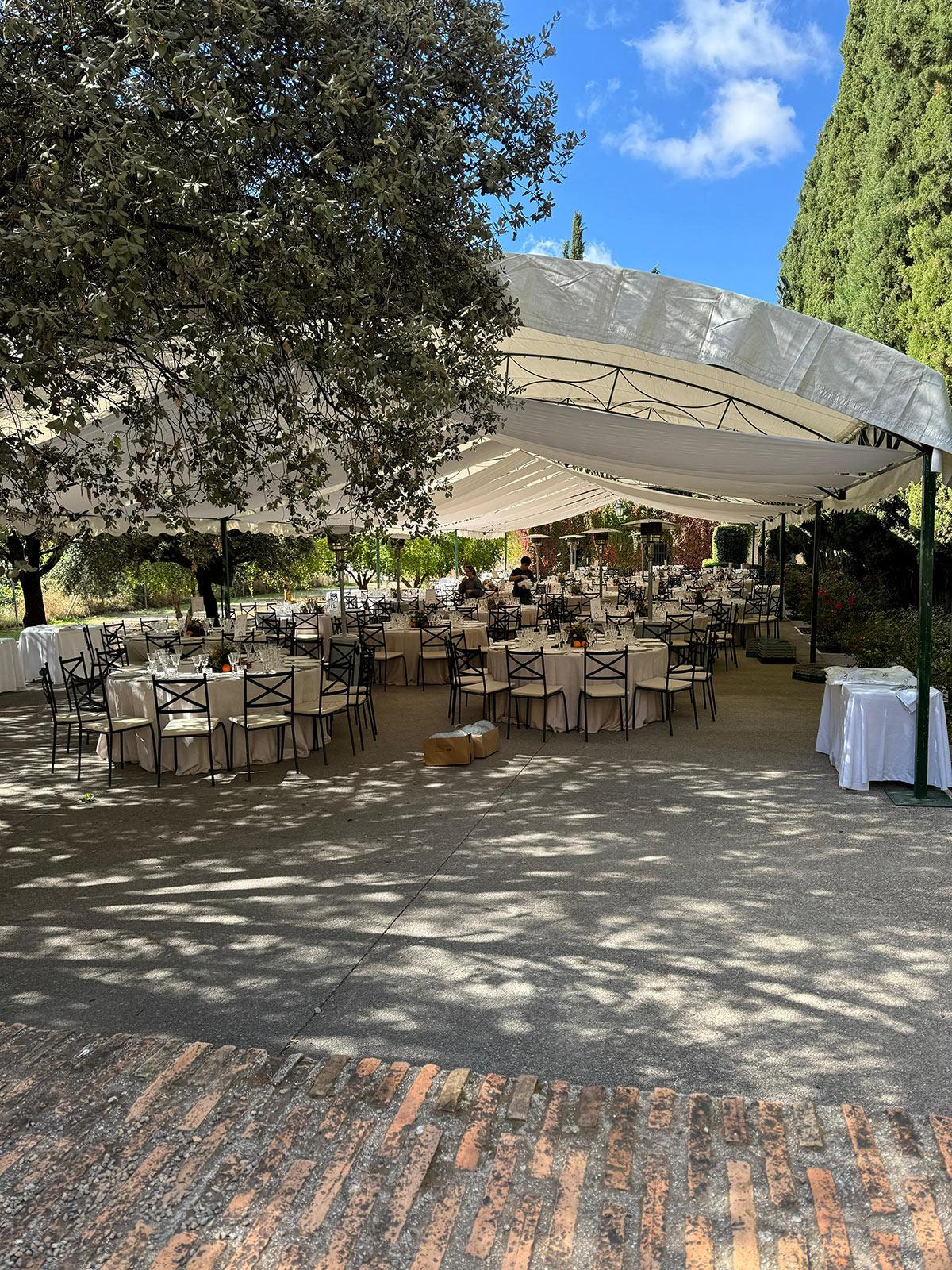 Carpa con telas colgantes para bodas de invierno